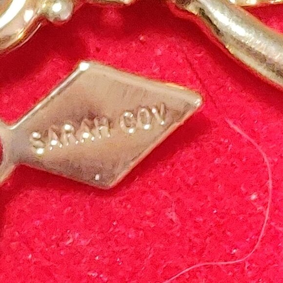 Vintage Gold Toned Bracelet with Bell Shaped Dangling Charm - Picture 2 of 5